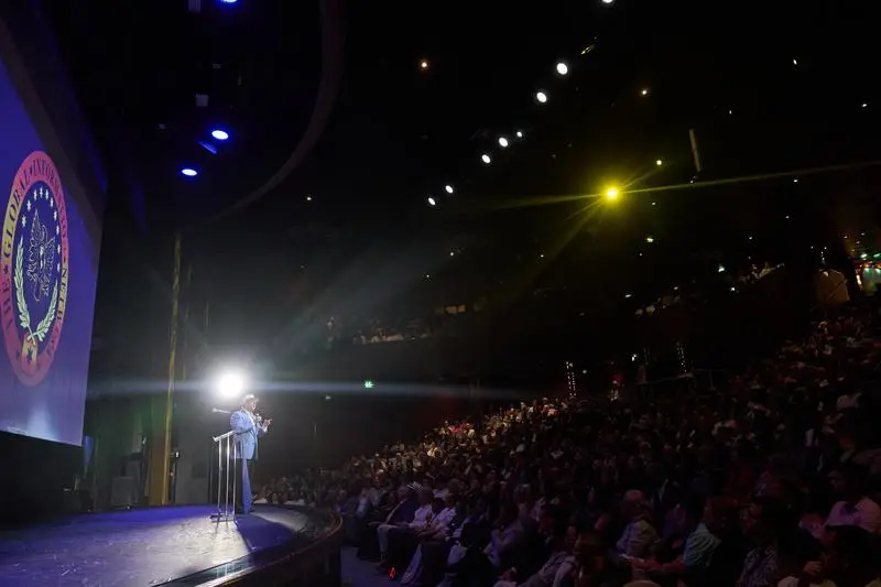 Kevin Trudeau teaching on stage at The Global Information Network